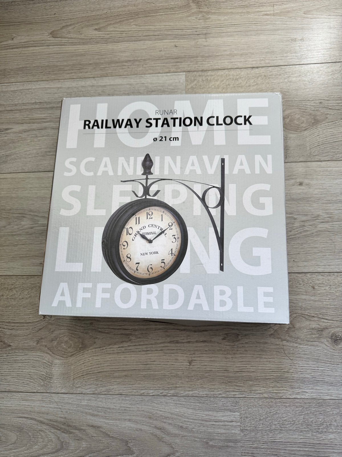 JYSK Runar Railway Station Klok - Nieuw in Doos, Huis en Inrichting, Woonaccessoires | Klokken, Ophalen, Nieuw, Wandklok