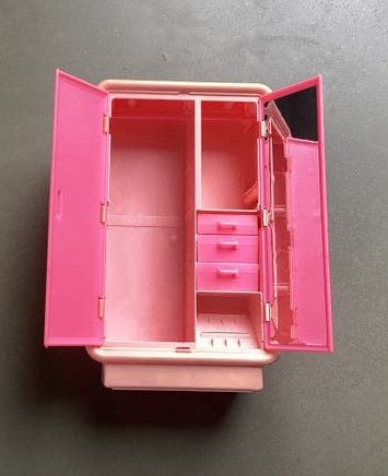 Vintage Barbie kast Roze, Verzamelen, Ophalen of Verzenden, Gebruikt, Kleertjes