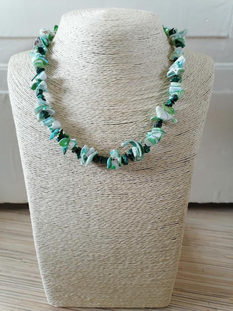 Nieuwe zelfgemaakte groene schelpenketting, Ophalen of Verzenden, Nieuw, Groen, Steen of Mineraal