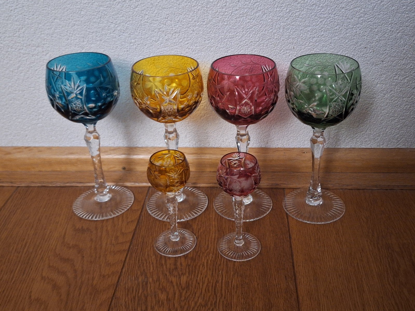 Beyer & Co gekleurde kristallen wijnglazen en likeurglazen, Ophalen of Verzenden, Zo goed als nieuw, Klassiek, Glas of Glazen