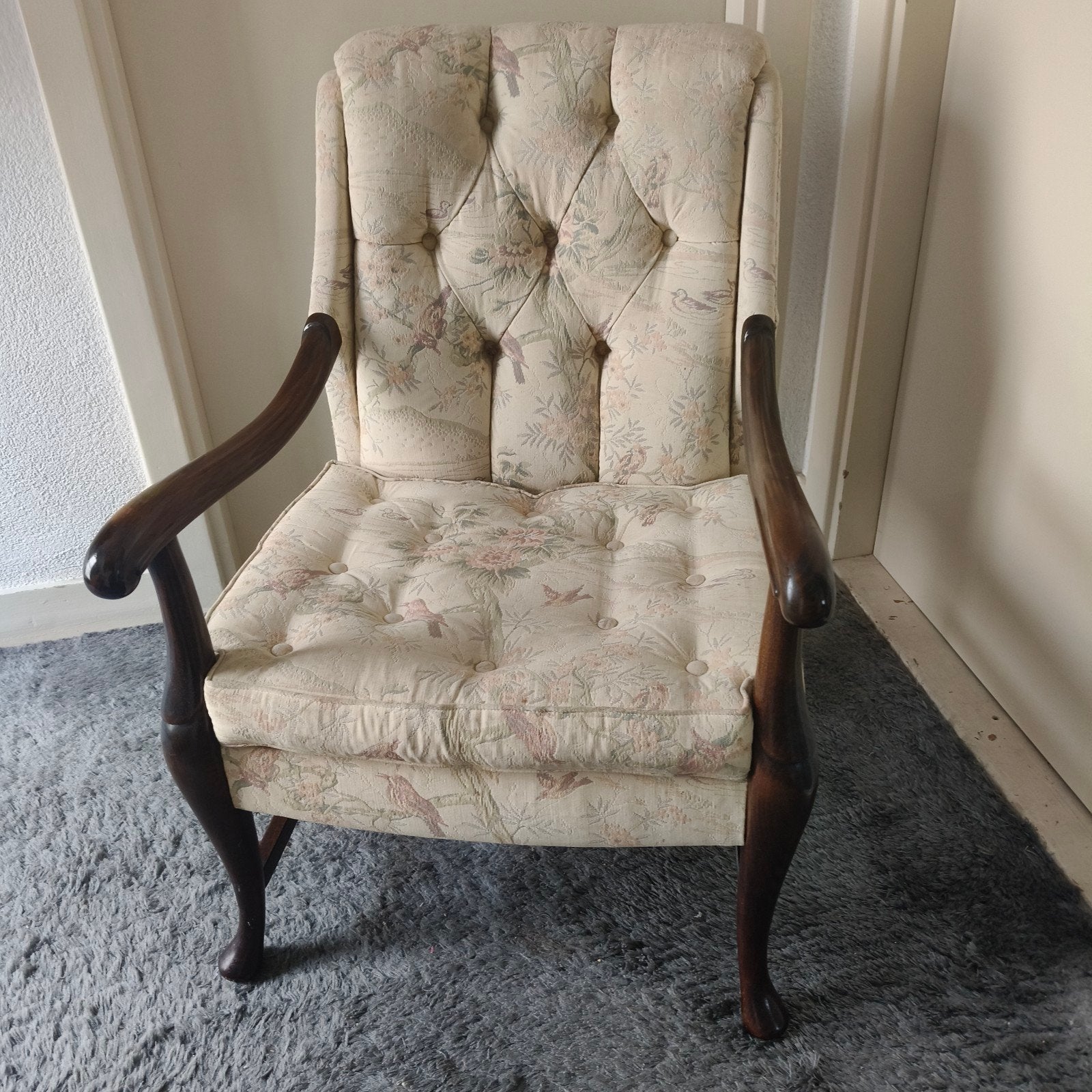 Comfortabele fauteuil, bloemenprint en houten armleuningen, Ophalen, Hout, Gebruikt, Overige kleuren