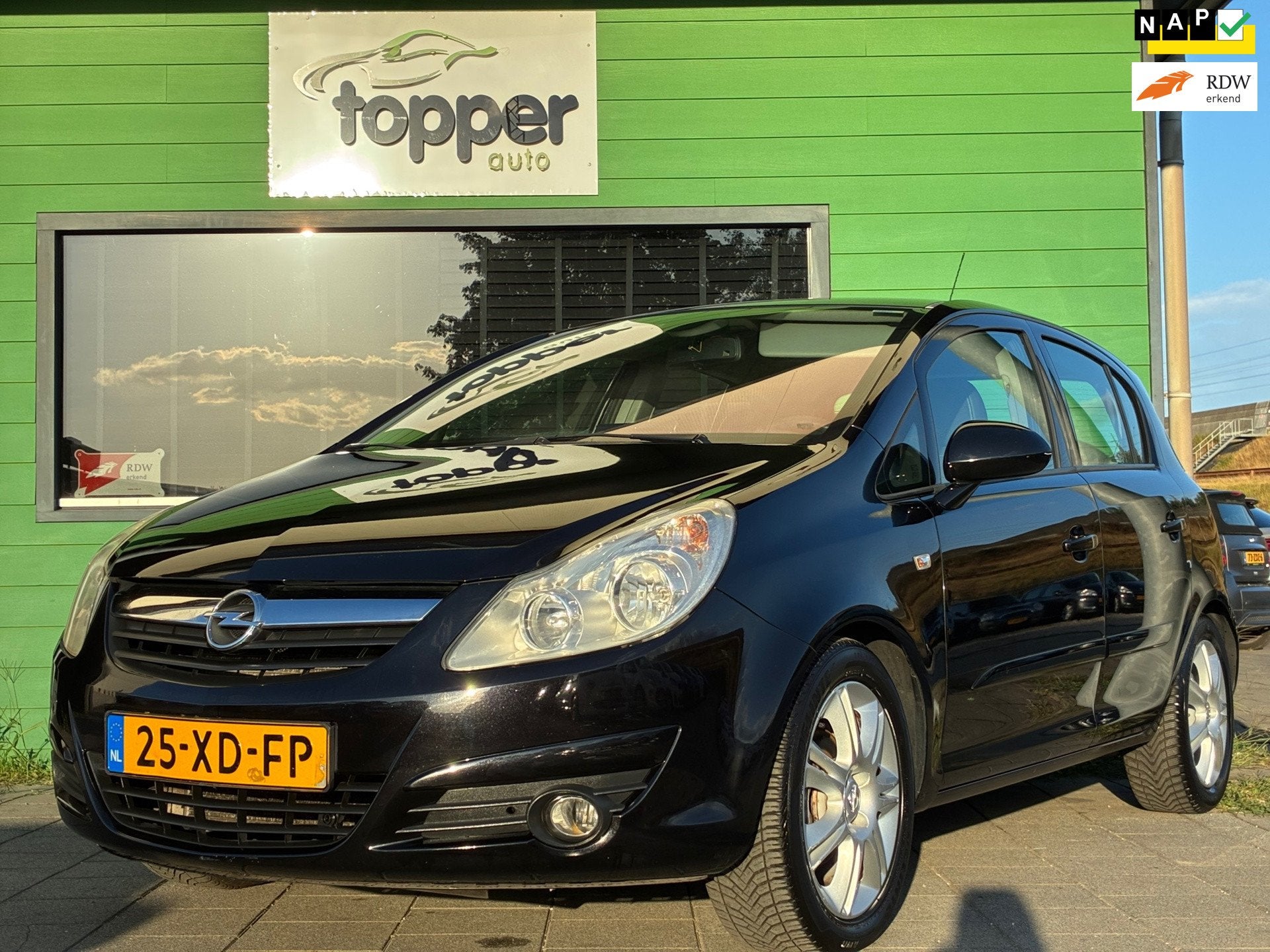 Opel Corsa 1.4-16V Cosmo|Automaat|Airco|CruiseControl|CarPla, Auto's, Opel, Gebruikt, 4 cilinders, Metallic lak, Bedrijf