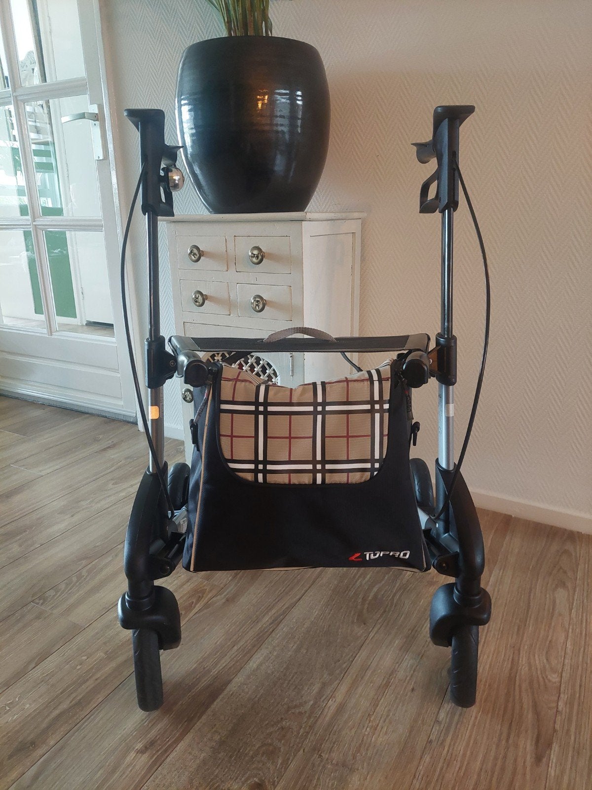 Nette rollator Topro Troja met een nieuwe tas.
Maat S
De rol, Diversen, Ophalen, Zo goed als nieuw