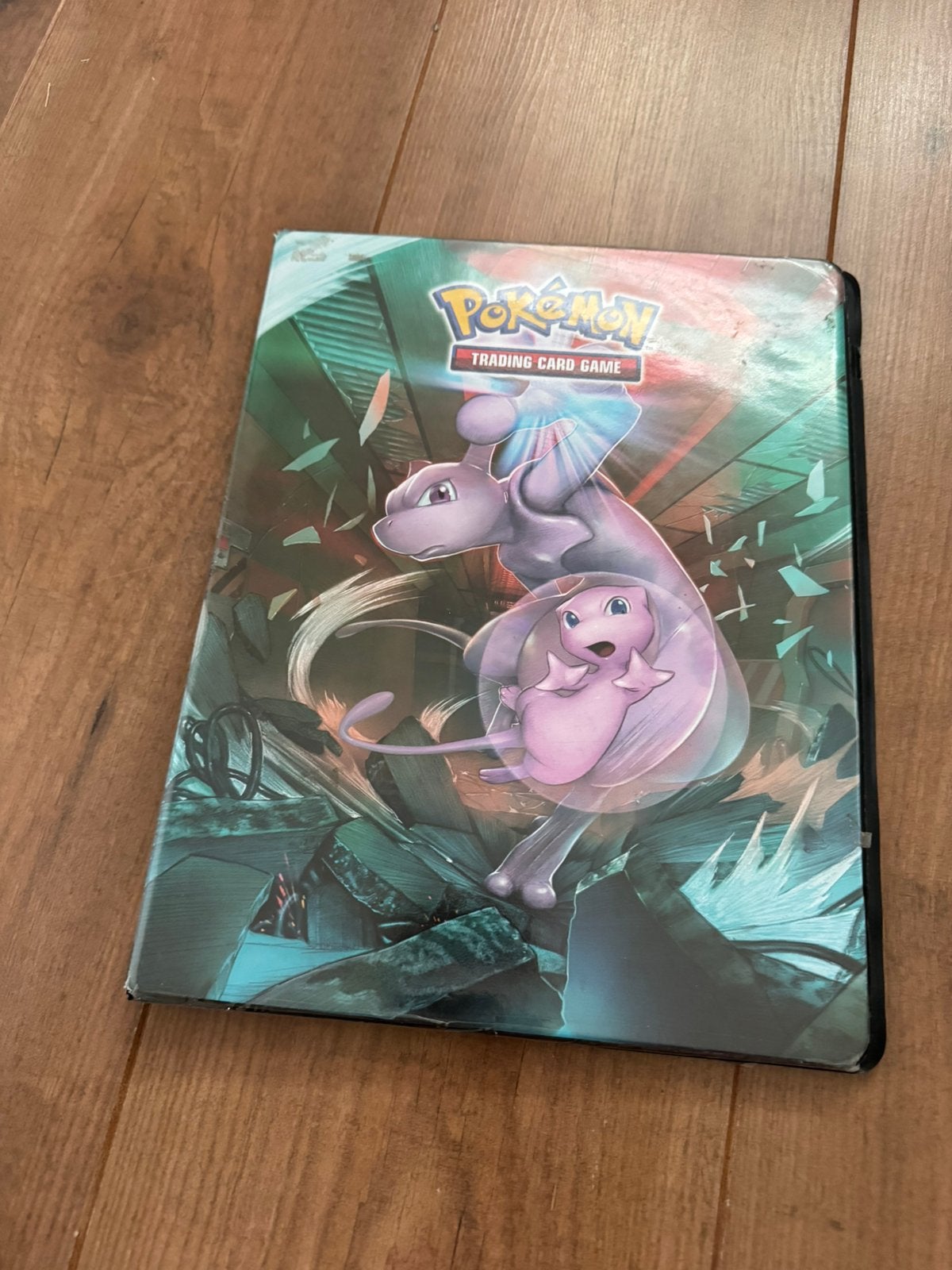 Pokemon 9 pocket binder team up, Hobby en Vrije tijd, Verzamelkaartspellen | Pokémon, Ophalen of Verzenden, Zo goed als nieuw