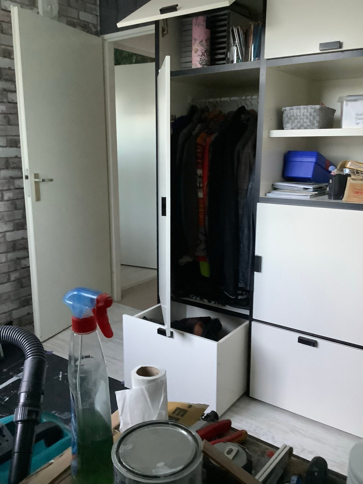ODDA Moderne Wit Zwarte Kast met Hangruimte en Lades IKEA, Huis en Inrichting, Ophalen, Gebruikt, 100 tot 150 cm, 200 cm of meer