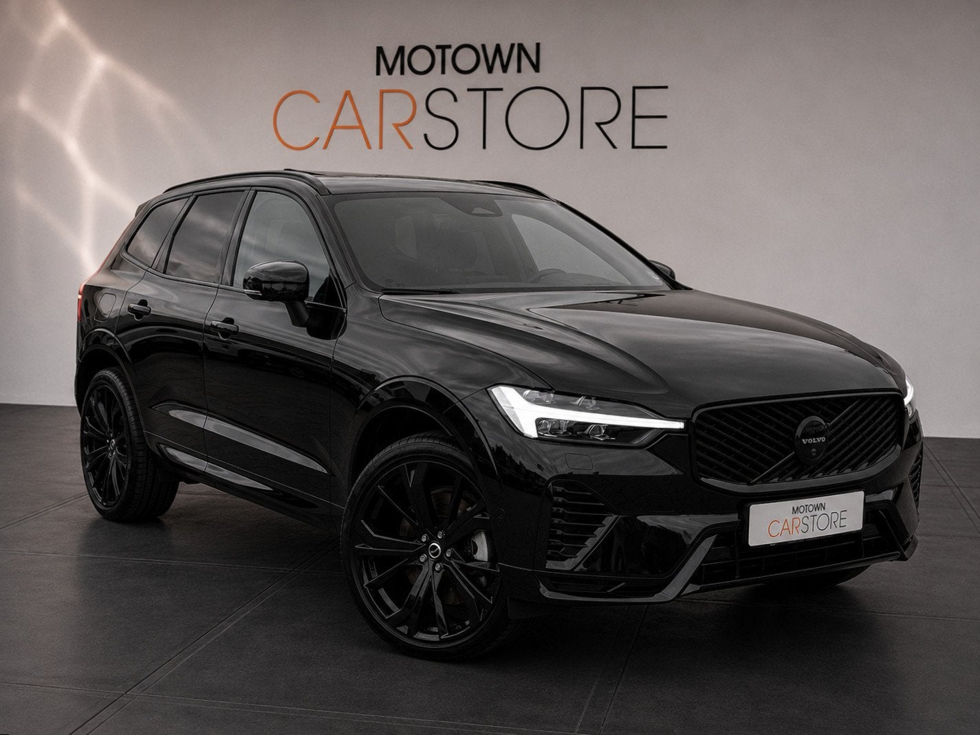Volvo XC60 T8 Plug-in AWD Black Edition Facelift Pano 455Pk, Auto's, Automaat, Dealer onderhouden, Gebruikt, Zwart