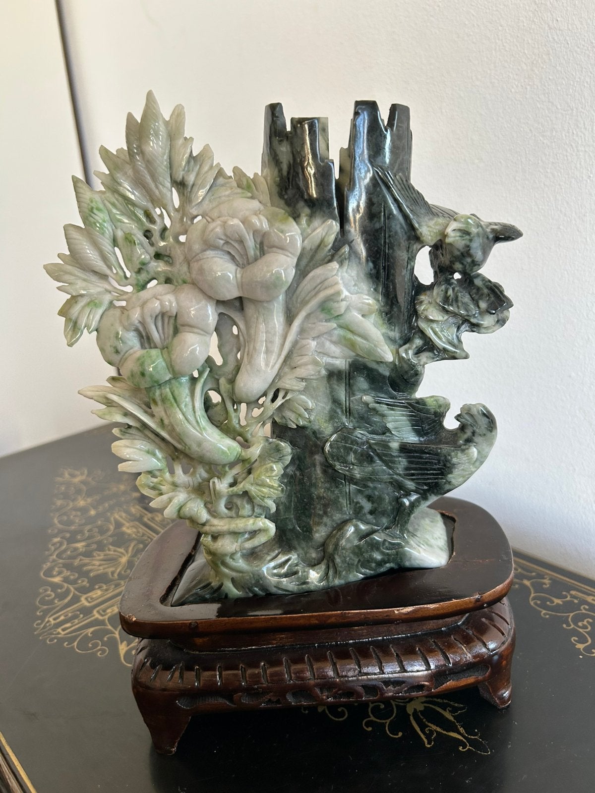 Jadeïet sculptuur/ vaas van vogels en bloemen op houten voet, Ophalen of Verzenden