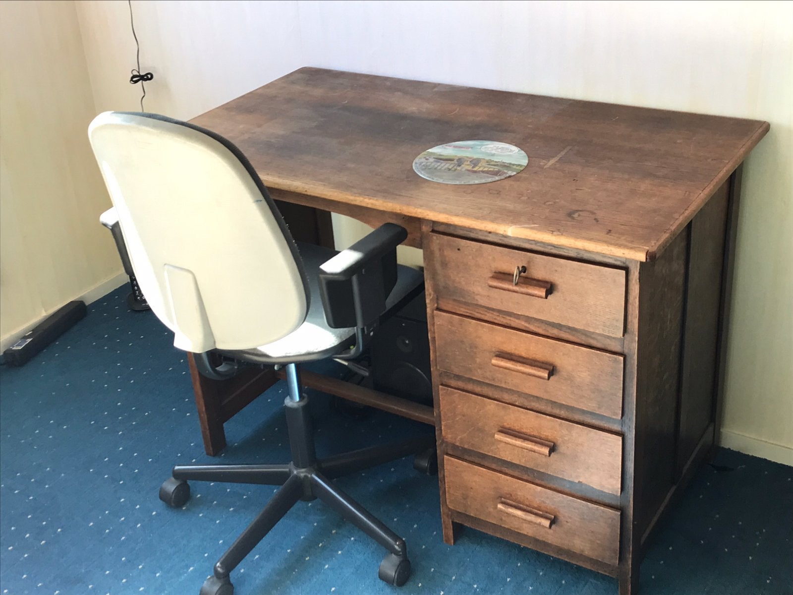 Klassiek donker eiken bureau met moderne bureaustoel, Huis en Inrichting, Bureaus, Ophalen, Gebruikt