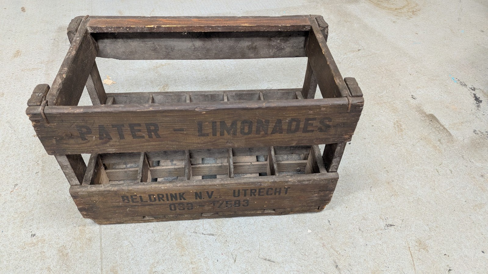 Krat Pater limonades, Ophalen