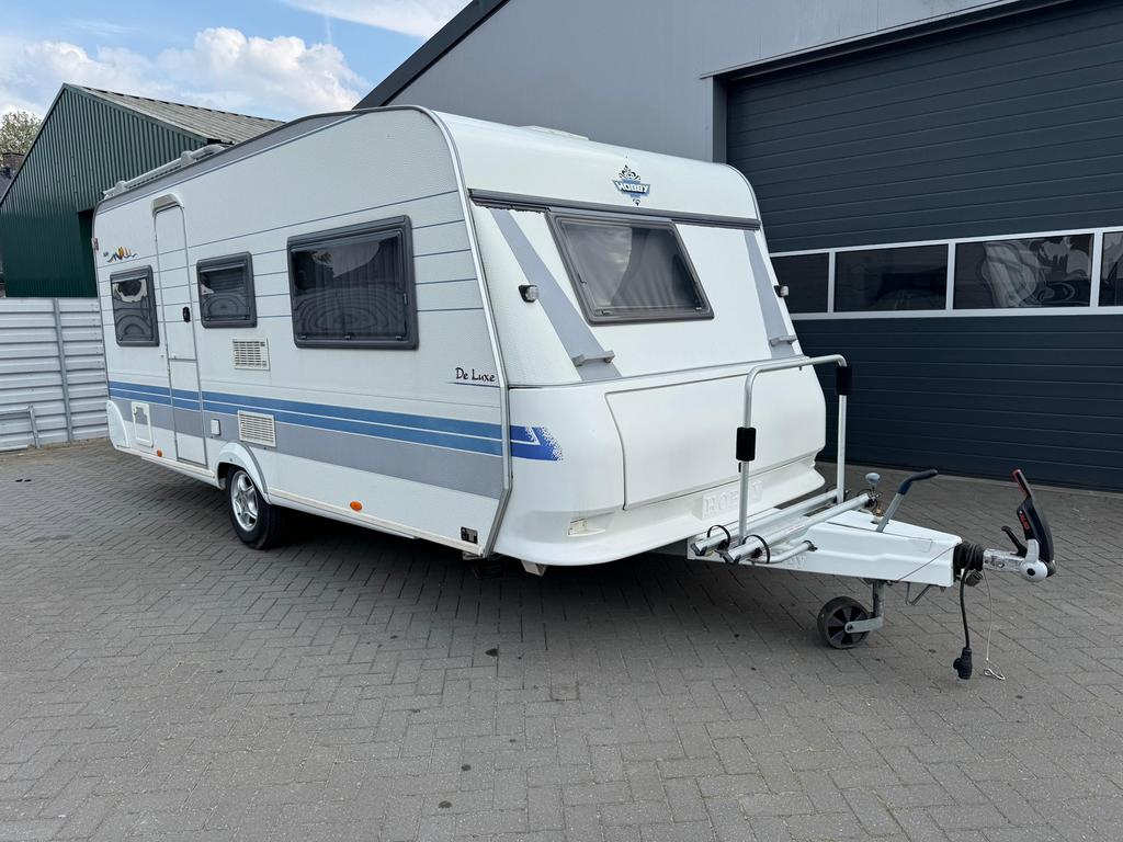 Hobby De Luxe 495 met voortent/ stapelbed/ fietsendragers, Particulier, Koelkast, Hobby