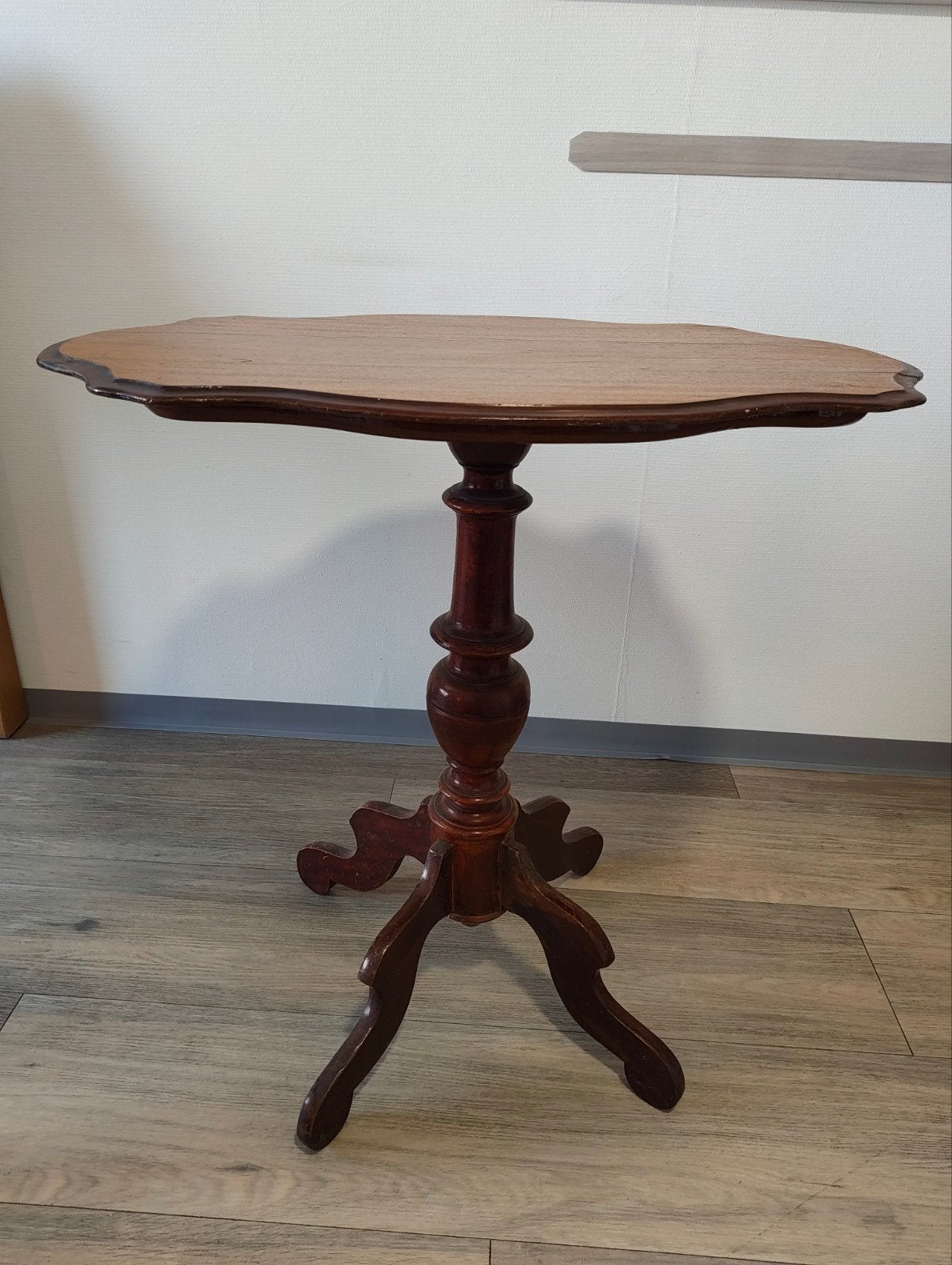 Antieke bijzettafel, Ophalen