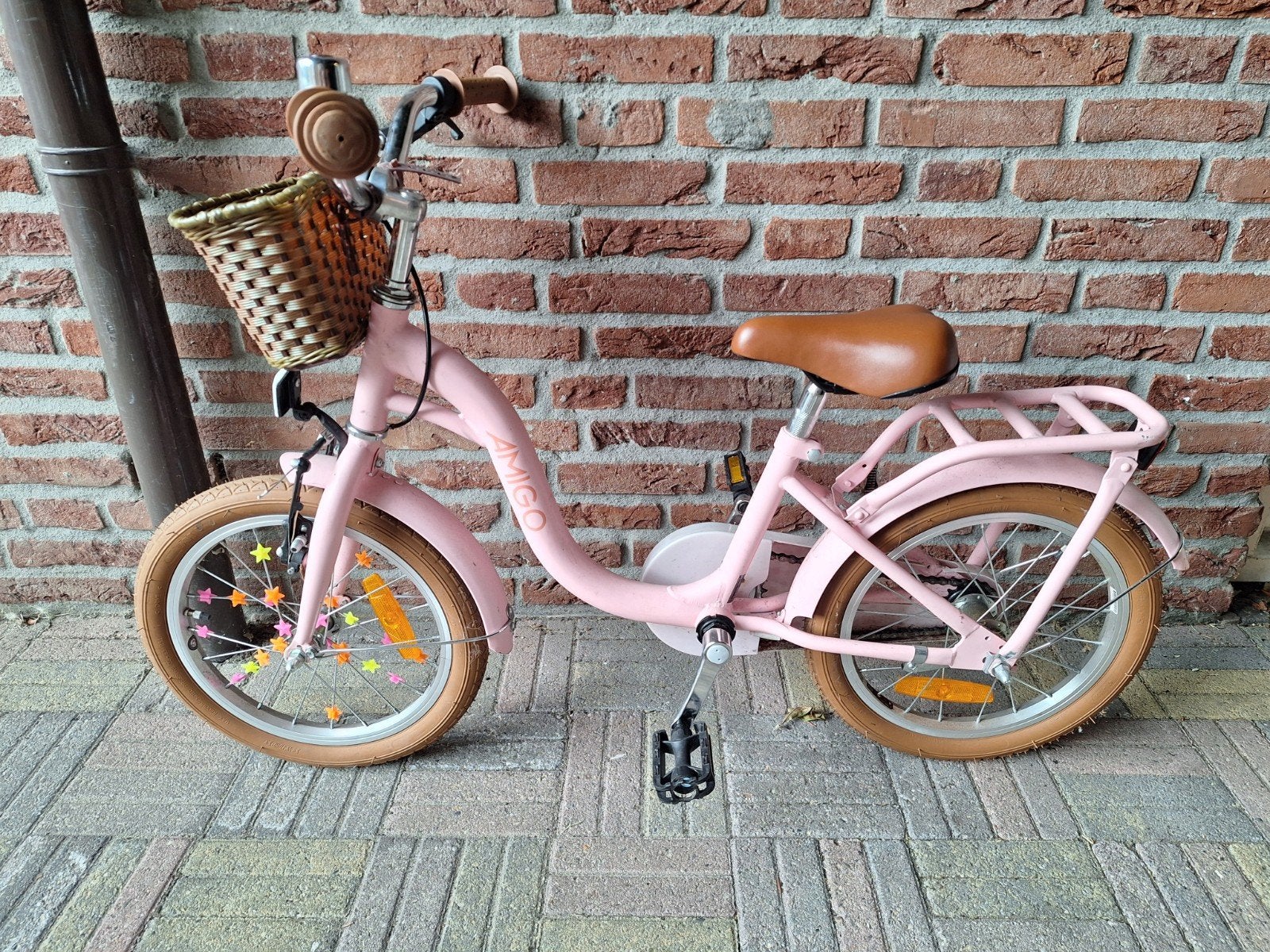 Roze kinderfiets AMIGO met mandje en zijwieltjes, Fietsen en Brommers, Ophalen, Zijwieltjes, 16 tot 20 inch, Velgrem