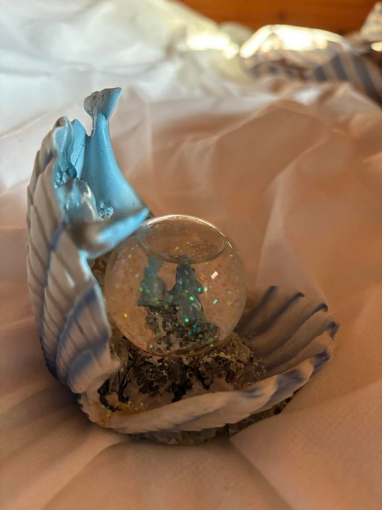 Mooie schelp met dolfijnen en glitterbol, Ophalen of Verzenden, Gebruikt