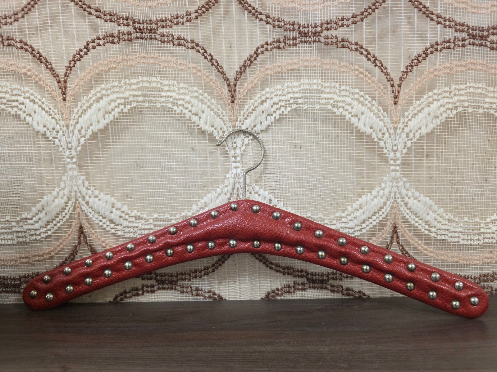 Vintage skailederen kledinghanger bordeauxrood met studs, Overige materialen, ., Ophalen of Verzenden, Zo goed als nieuw