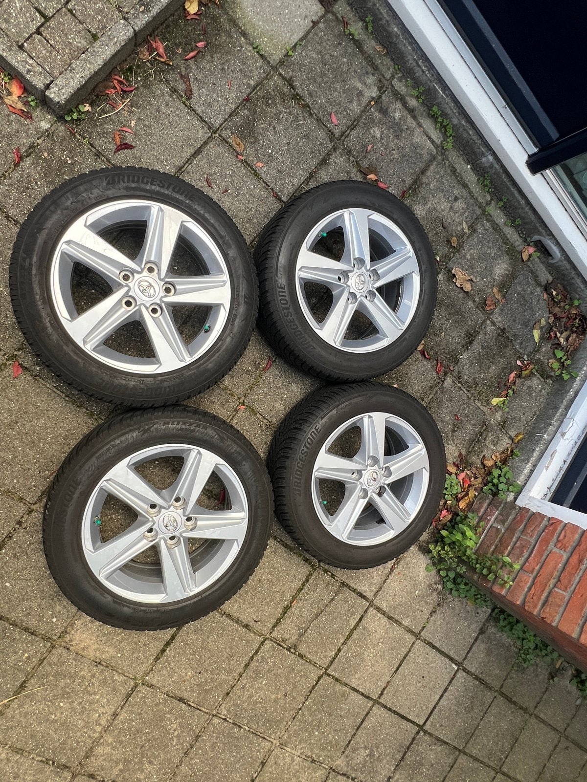 Toyota velgen met Bridgestone winterbanden, Auto-onderdelen, Ophalen, Gebruikt, 16 inch, Banden en Velgen