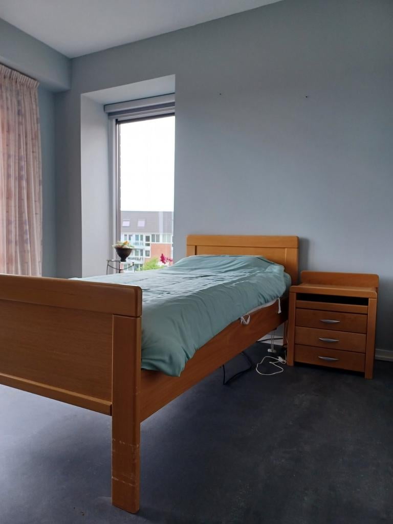 Bed met elektrische bedbodem, Huis en Inrichting, Slaapkamer | Bedden, Ophalen, Verstelbaar, 90 cm, Eenpersoons