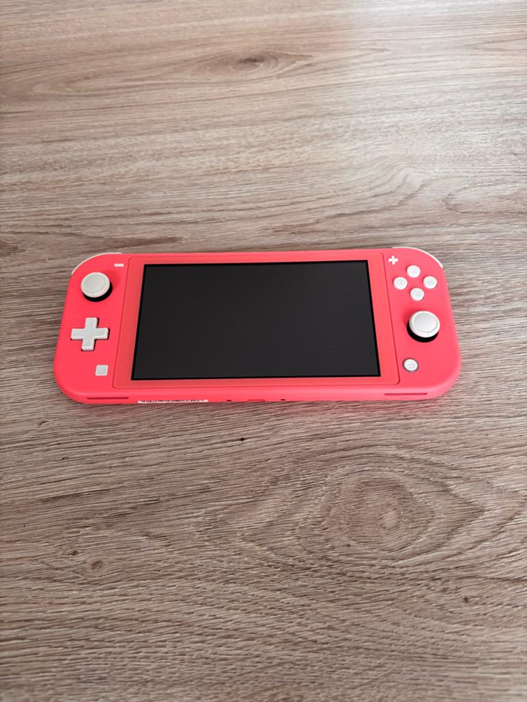 Nintendo Switch Lite Coral + Yooka-Laylee + Tas - ZGAN, Ophalen of Verzenden, Roze of Coral, Zo goed als nieuw, Met beschermhoes of tas
