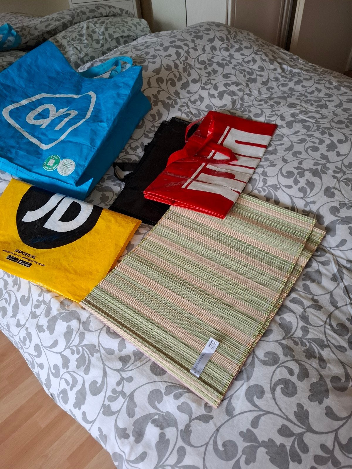 Nieuwe en gebruikte tassen4x en 6 placemats alles samen 2 eu, Diversen, Ophalen of Verzenden, Zo goed als nieuw