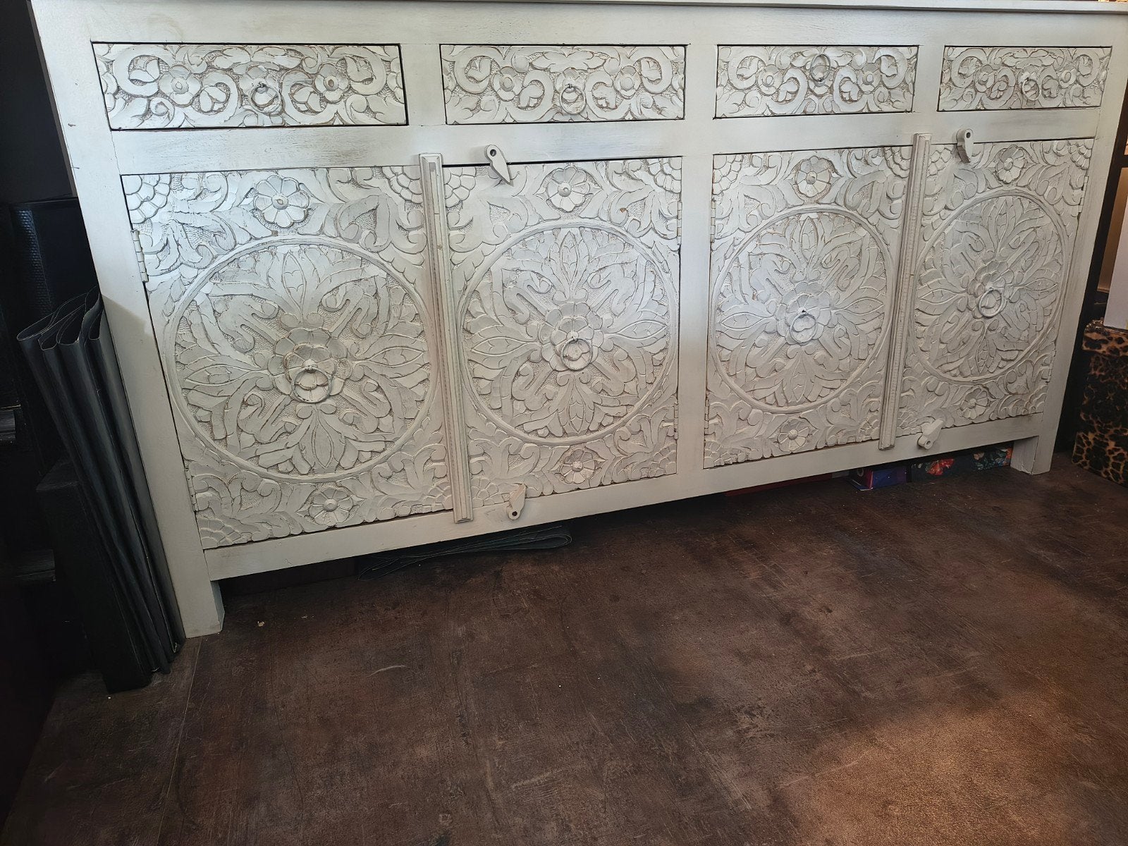 Houten dressoir wit/ whitewash. bloemmotief, Ophalen, Met deur(en), 150 tot 200 cm, Zo goed als nieuw