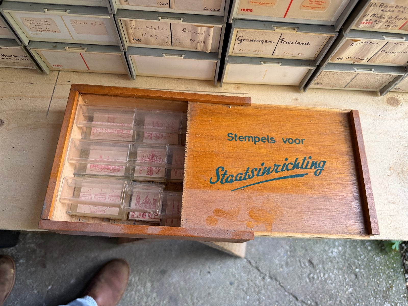 Oude stempels Staatsinrichting in mooie houten doos, Ophalen, Gebruikt, Overige thema's, Hout