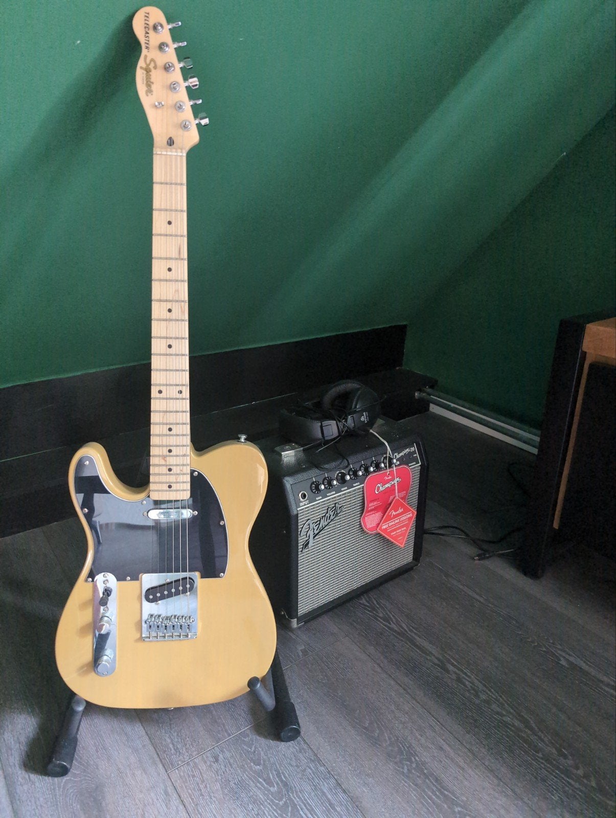 Linkshandie Squier Telecaster gitaar met Fender versterker