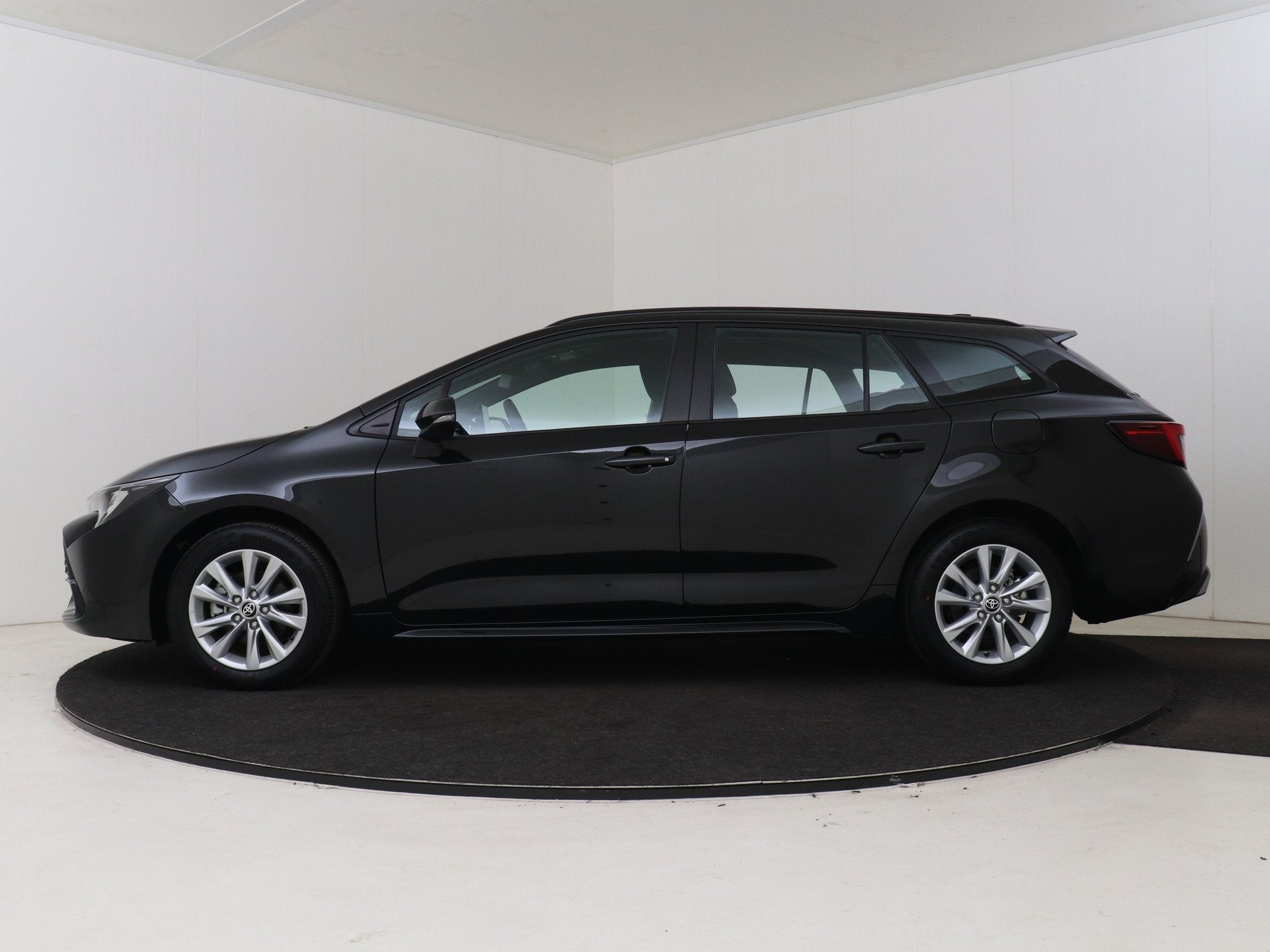 Toyota Corolla Touring Sports 1.8 Hybrid Active *NIEUW* | Ui, 4 cilinders, Met garantie (alle), Corolla, Zwart