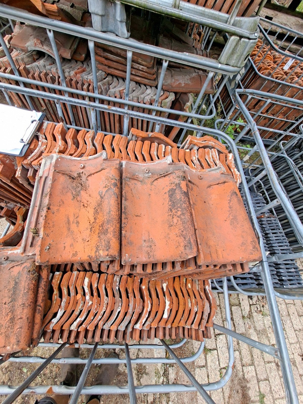 Partij 2470 rode Deester VH dakpannen 34,6x25 cm, Doe-het-zelf en Verbouw, Ophalen, Gebruikt, Steen of Klei, 15 m² of meer