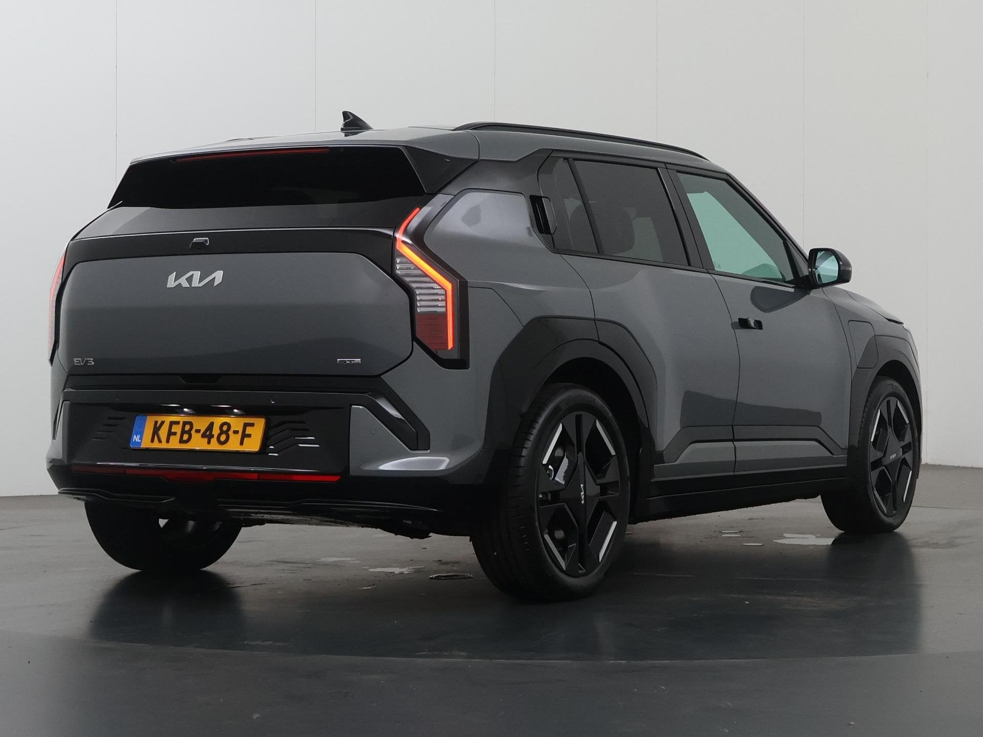 Kia EV3 GT-Line Business Edition 81.4 kWh | 19" lichtmetalen, 510 min, 33 min, Zwart, Origineel Nederlands