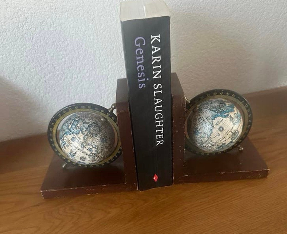 Boekensteunen met wereldbollen en boek Karin Slaughter, Ophalen of Verzenden