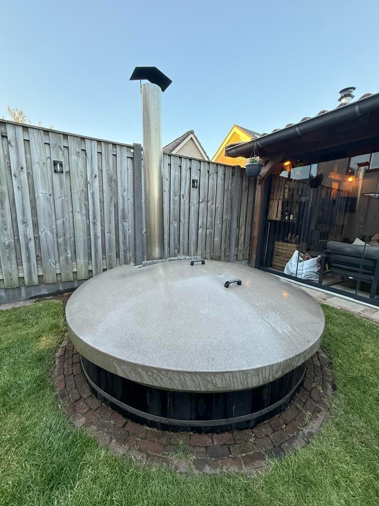 hottub met kunststof kuip, Tuin en Terras, Bubbelbaden en Hottubs, Ophalen, Gebruikt, Inbouw, Vast