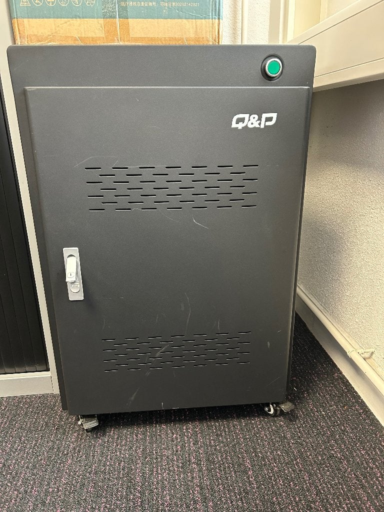Q&P kast voor laptops, Computers en Software, Laptop-opladers, Gebruikt, Ophalen