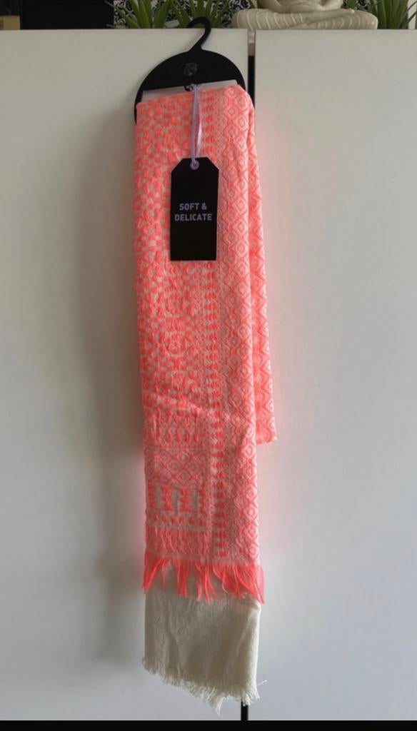 Nieuw: damessjaal met prijskaartje. Roze motief, Ophalen of Verzenden, Nieuw, Sjaal
