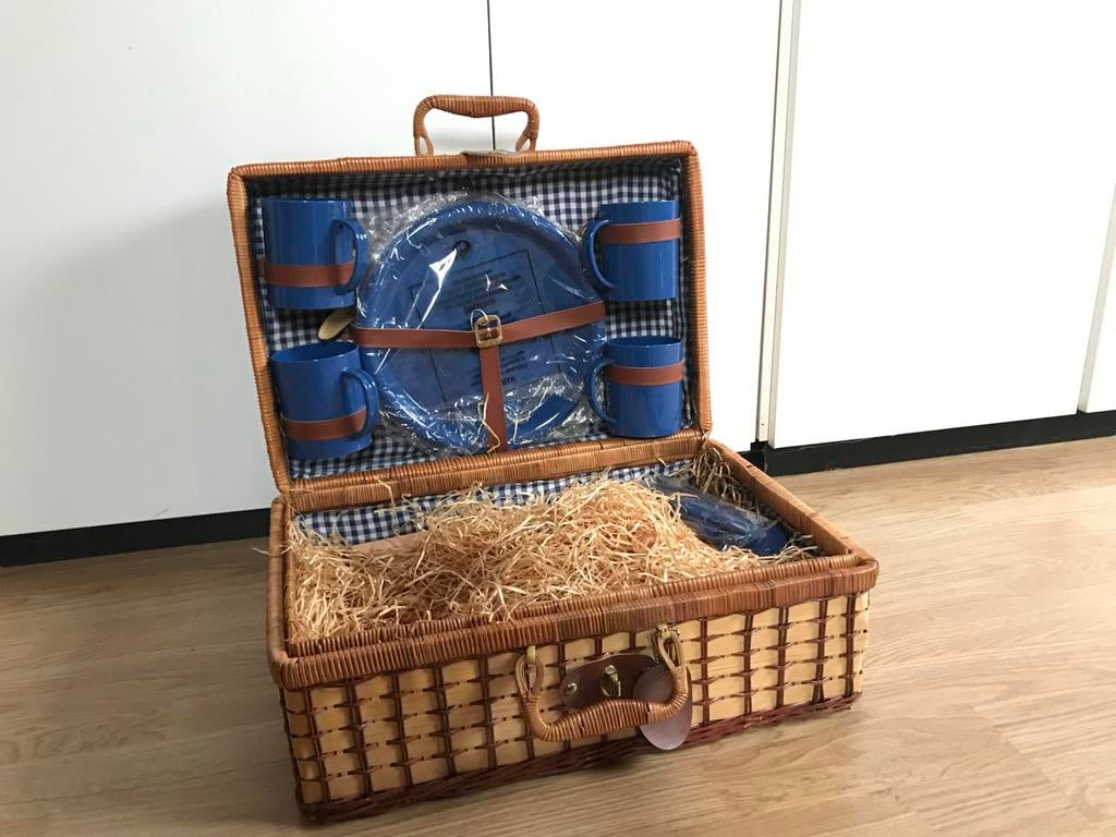 Nieuwe rieten picknickmand met blauw servies, Ophalen, Nieuw