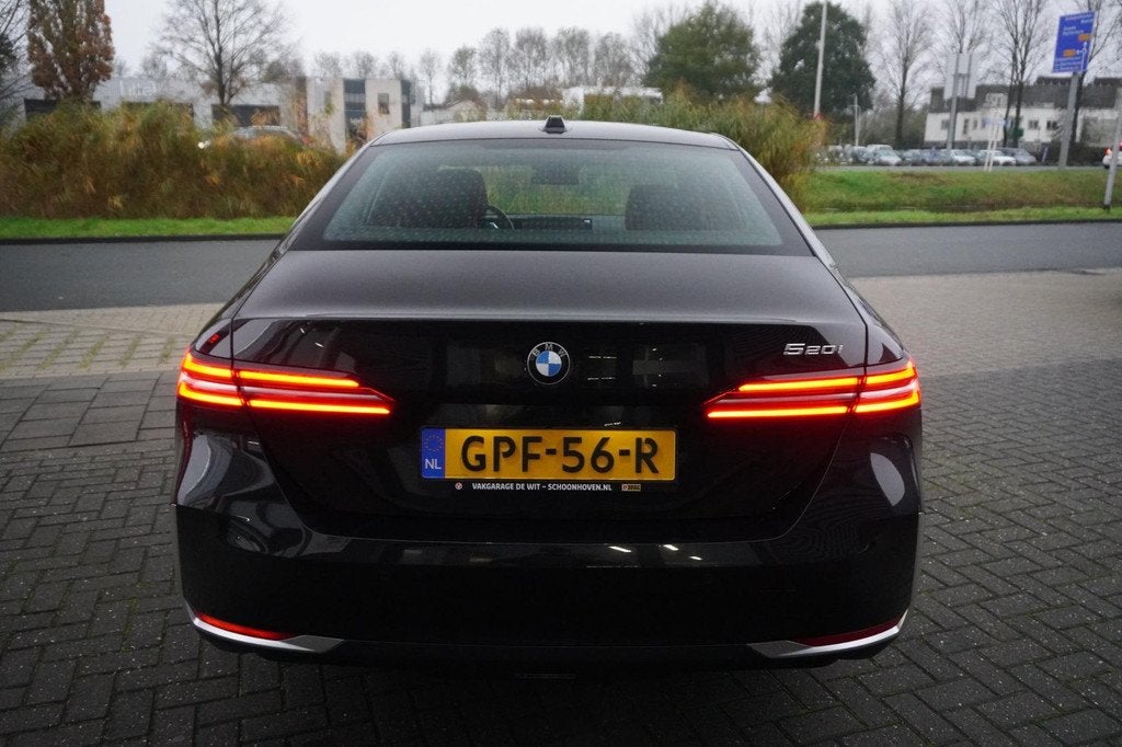 BMW 5-serie 520i / Blind Spot / Keyless / Carplay / Camera /, 1998 cc, Achterwielaandrijving, Gebruikt, 2000 kg