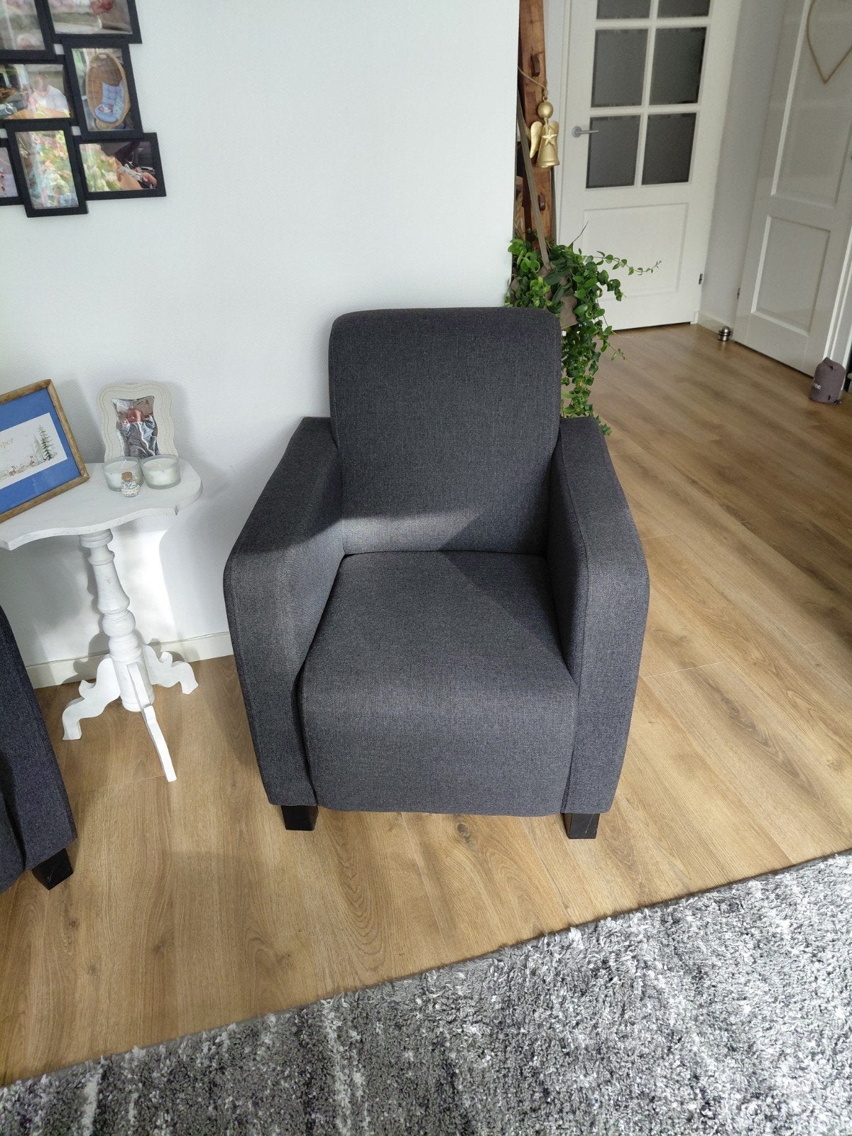 Comfortabele donkergrijze fauteuil, Ophalen, 75 tot 100 cm, Zo goed als nieuw, Modern, Tijdloos