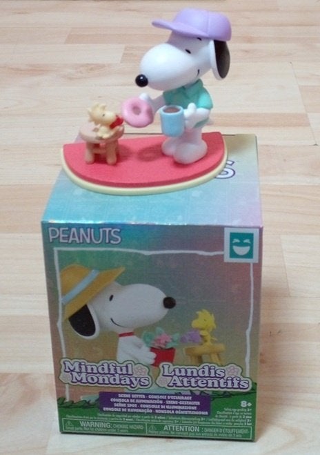 Snoopy PEANUTS Mindful Mondays Koffie, Woodstock en Donuts, Verzamelen, Stripfiguren, Ophalen of Verzenden, Snoopy, Nieuw, Beeldje of Figuurtje