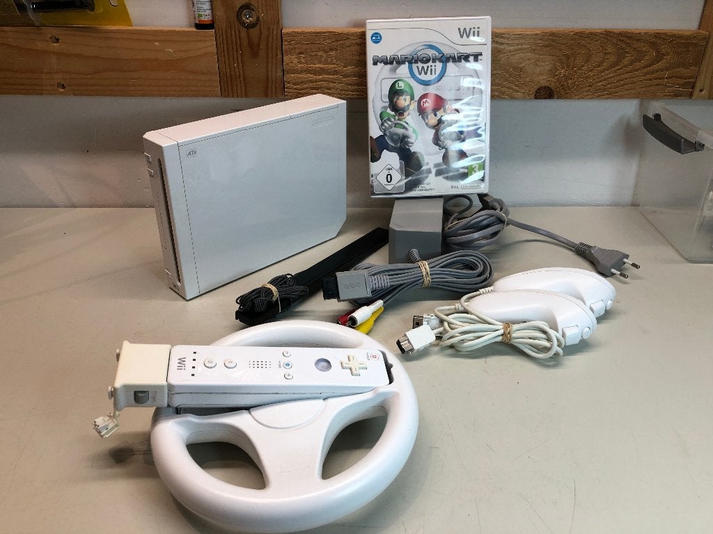 Wii incl stuurwiel, Nunchuck, 2 controllers, Mario Kart, Ophalen of Verzenden, Zo goed als nieuw, Met 2 controllers