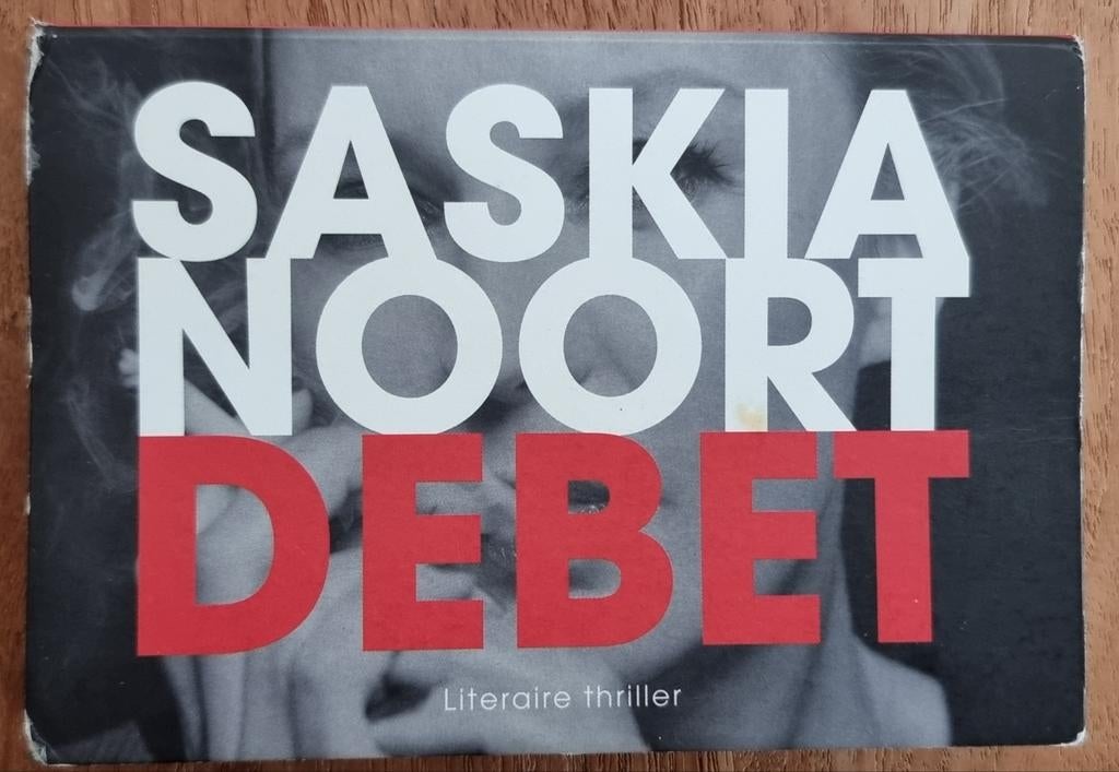 Debet - Saskia Noort - dwarsligger - IGST, Ophalen of Verzenden, Gelezen, Saskia Noort, Nederland