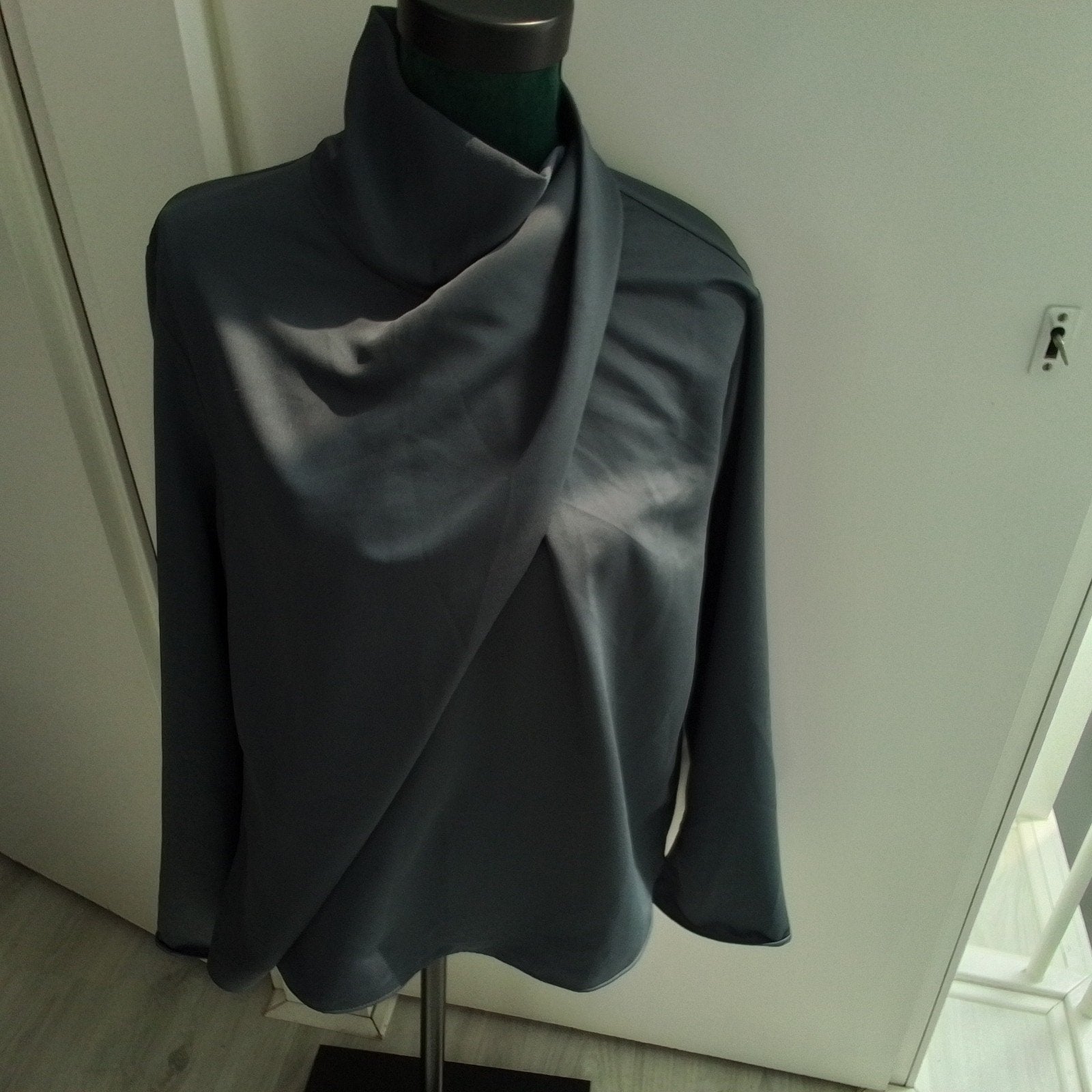 Elegante Feestblouse met Watervalhals - Grijs, Kleding | Dames, Maat 38/40 (M), Nieuw, Ophalen of Verzenden, Onbekend