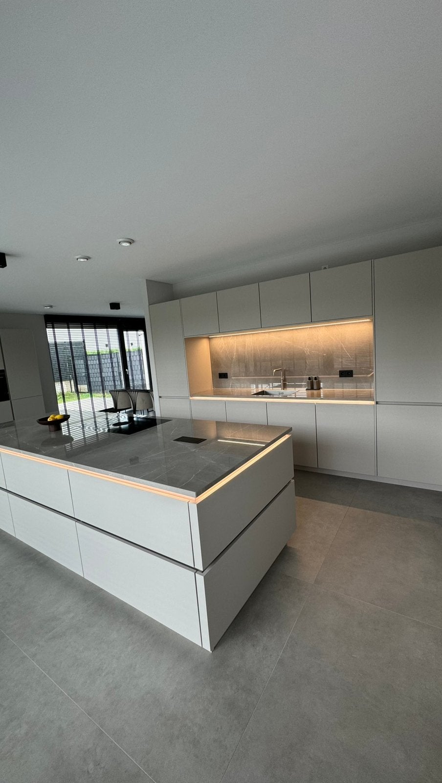 Luxe keuken met eiland, Keramieken werkblad. 3.5 jaar oud, Huis en Inrichting, Keuken | Complete keukens, Ophalen, Overige typen