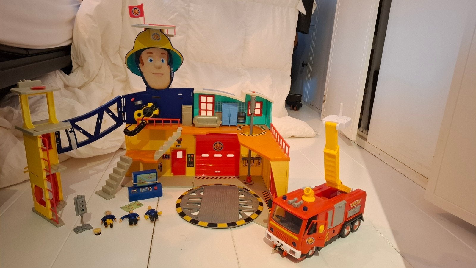 Brandweerman Sam brandweerkazerne met geluid en licht + bran, Ophalen of Verzenden, Zo goed als nieuw, Jongen of Meisje