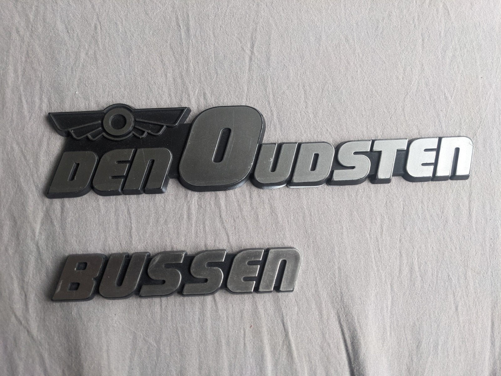 Platic bus emblemen "den Oudsten en Zonen", Ophalen of Verzenden, Bus of Metro, Overige typen