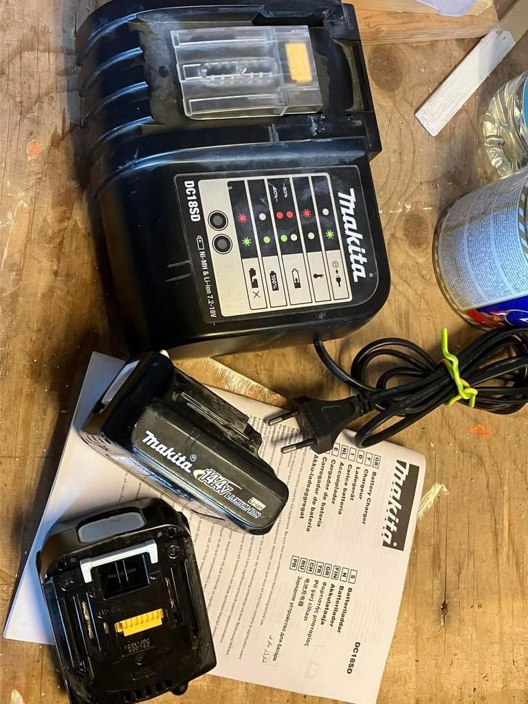 Makita oplader met 2 14,4v accu’s, Audio, Tv en Foto, Accu's en Batterijen, Ophalen of Verzenden, Zo goed als nieuw