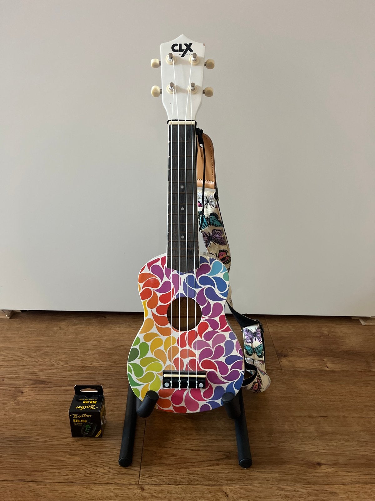 Ukelele met houder, stemmer en band - CLX regenboog design, Muziek en Instrumenten, Ophalen of Verzenden, Gebruikt, Ukelele