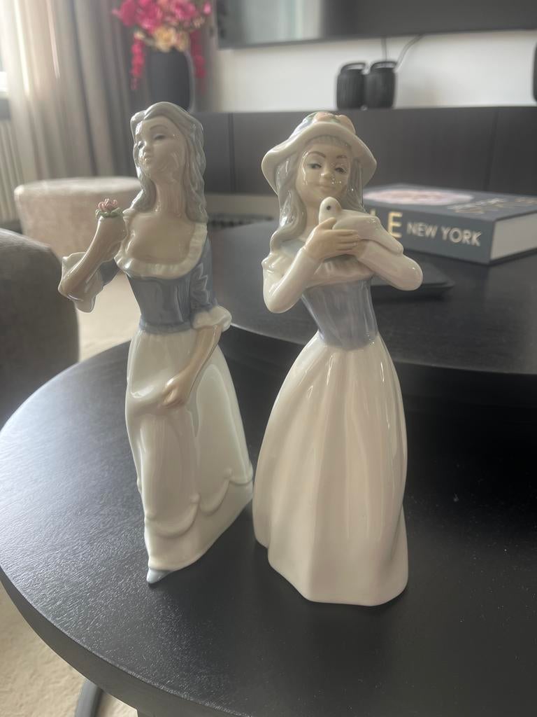 Set van 2 porseleinen beeldjes: dames met bloem en duif, Verzamelen, Beelden en Beeldjes, Ophalen of Verzenden, Zo goed als nieuw