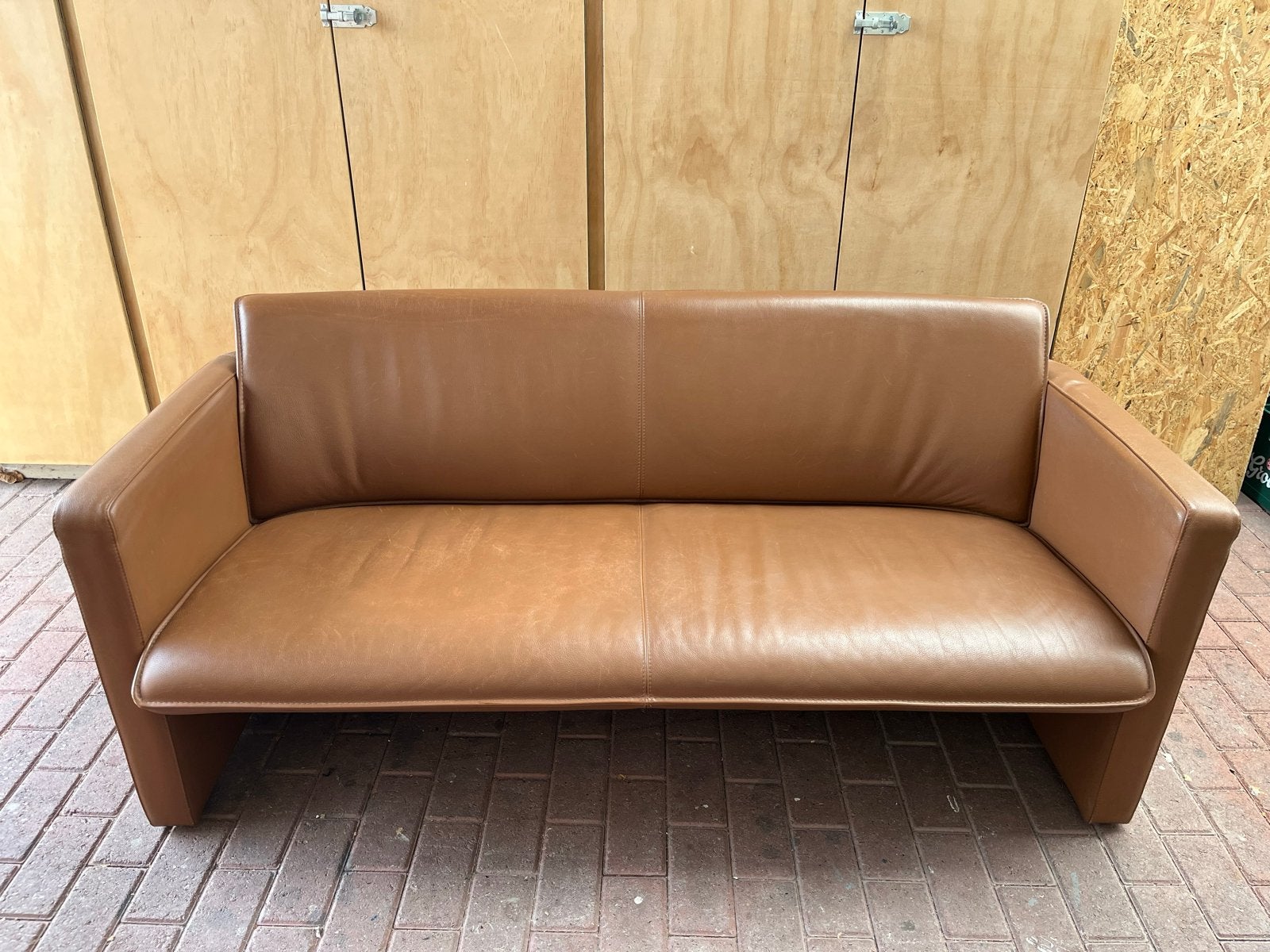 Cognackleurige Leolux tweepersoonsbank, Ophalen, Gebruikt, Minder dan 75 cm, 150 tot 200 cm