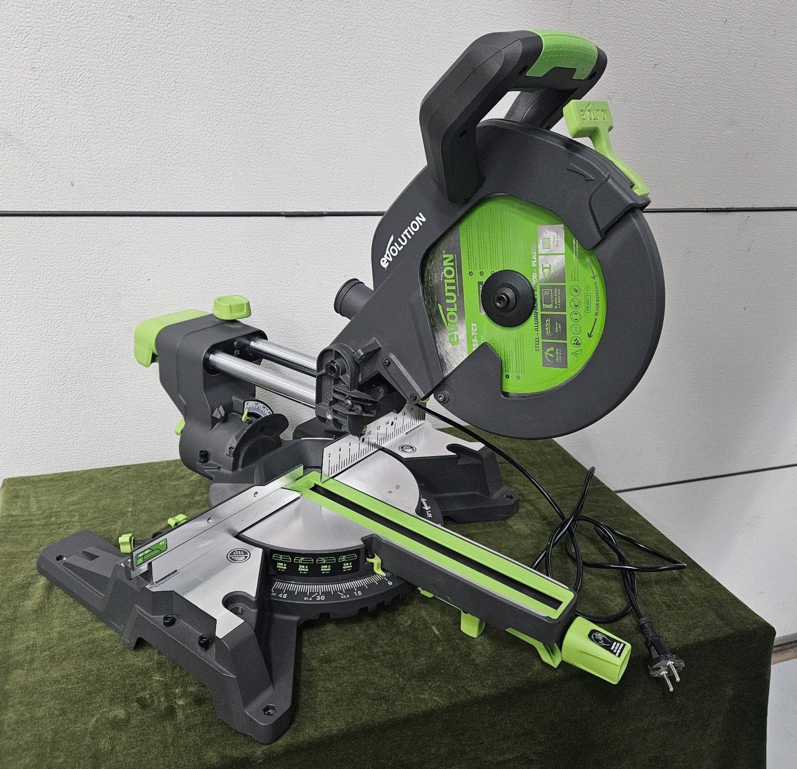 Grote Evolution afkortzaag met laser, 70 mm of meer, Zo goed als nieuw, Afkortzaag, 1200 watt of meer