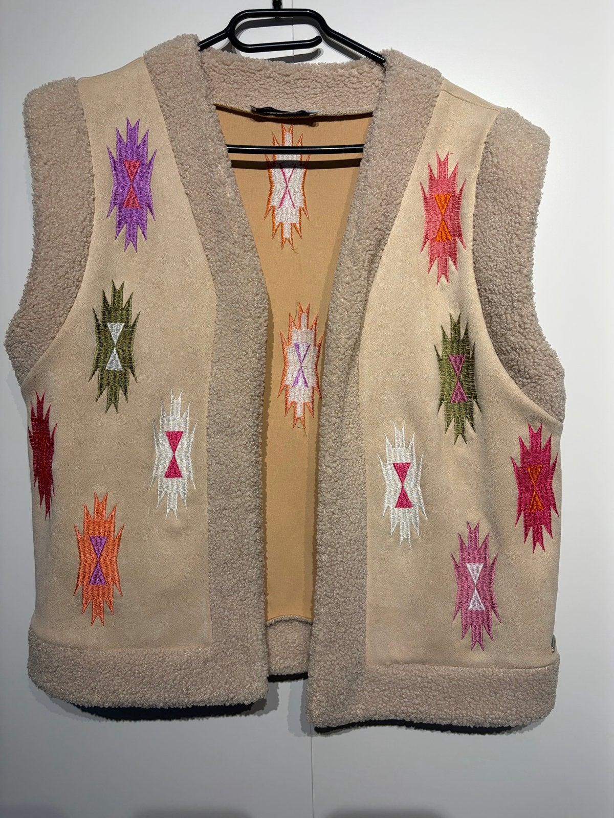 Nieuw Ambika Kira Vest S/M met borduursels, Verzenden, Nieuw, Maat 38/40 (M), Beige