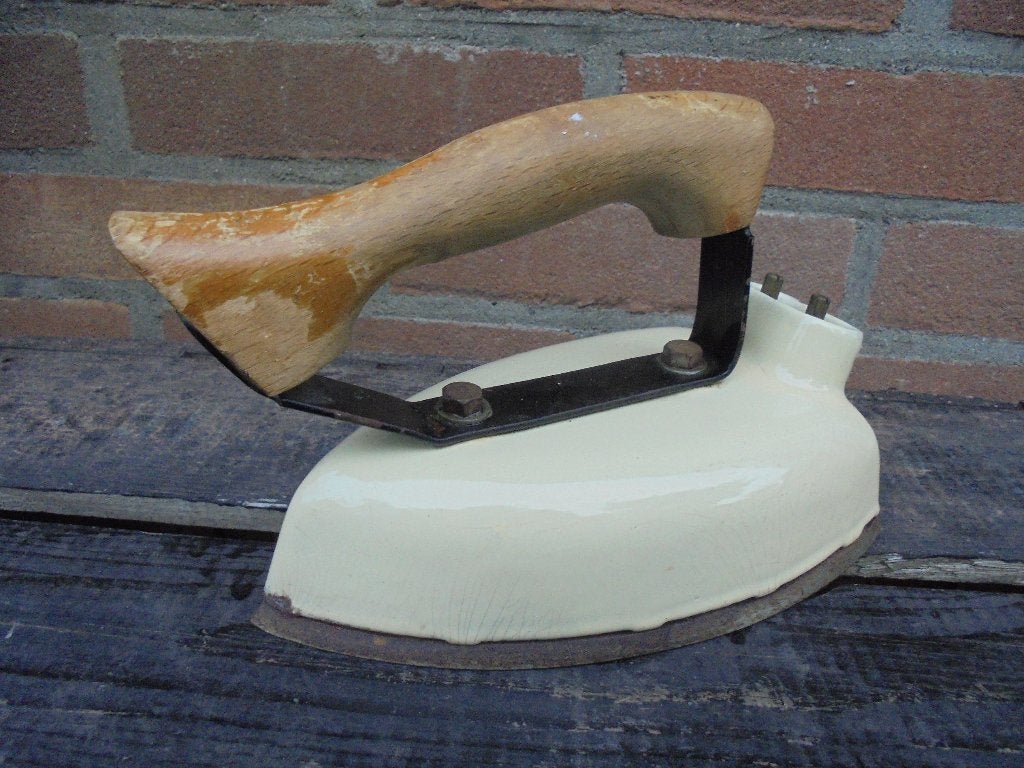 creme emaille gietijzer strijkijzer, Antiek en Kunst, Ophalen