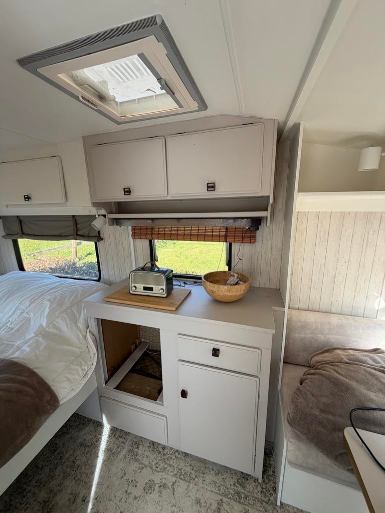 Gezellige gerenoveerde caravan, Vast bed, Koelkast, Treinzit, 4 tot 5 meter
